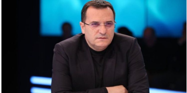 Kandidati demokrat për deputet në Mat, Basir Çollaku denoncon: Po shpërndahen produkte me qëllim favorizimin e partive! Shoqërohet një person në polici