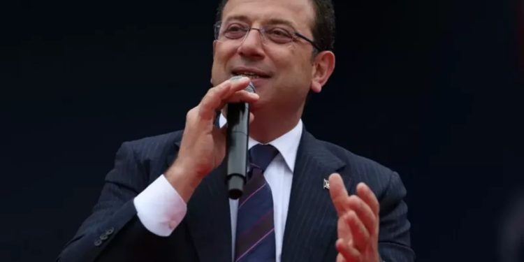 U arrestua nga policia, kundërshtari i përbetuar i Erdogan shpallet qytetar nderi i qytetit të Parisit