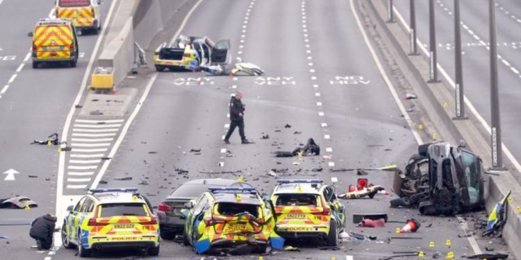 Përplasen katër makina policie në Mbretërinë e Bashkuar, lëndohen shtatë efektivë