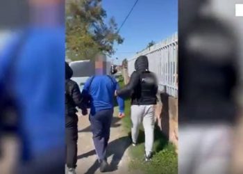 “Pasi qëlluan me armë i përplasën me makinë…”/ Zbardhet dinamika e ngjarjes në Fier, arrestohet 66-vjeçari, në kërkim djali i tij