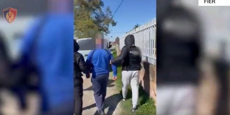 “Pasi qëlluan me armë i përplasën me makinë…”/ Zbardhet dinamika e ngjarjes në Fier, arrestohet 66-vjeçari, në kërkim djali i tij