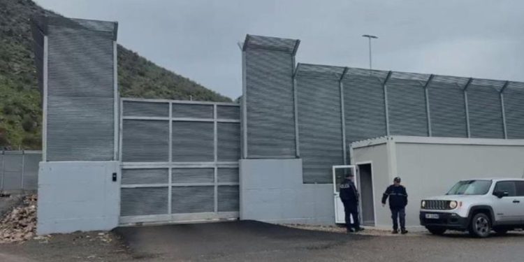 Ri-aktivizohet marrëveshja me Italinë, 40 emigrantë nisen sot drejt kampit të Gjadrit