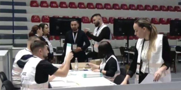 Zgjedhjet e 11 majit, nis vulosja dhe paketimi i fletëve të votimit për shqiptarët jashtë vendit