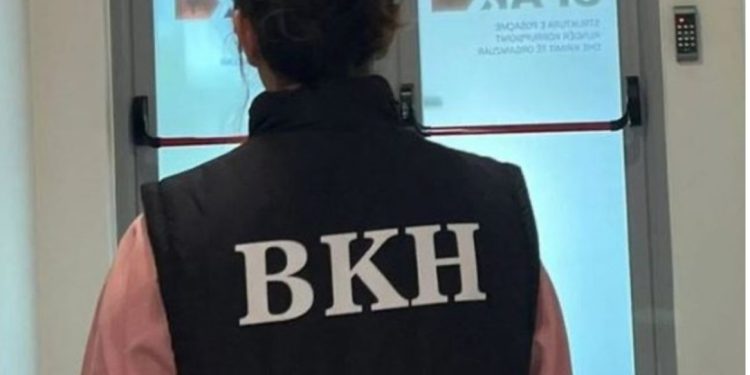 Çfarë dyshohet? Agjentët e BKH kontrolle në një biznes në Elbasan, sekuestrohen dosje, kompjutera dhe celularët e punonjësve