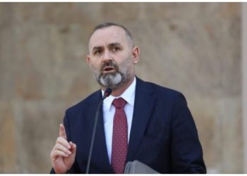 “Katundari, do ta mbys me thonj, qelbësirë!” Përgjimet e Veliajt dhe fjalët ndaj tij, mesazhi i koduar i Manjës: Në Tiranë duhet me dit not, edhe pse s’ka det afër