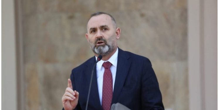 “Katundari, do ta mbys me thonj, qelbësirë!” Përgjimet e Veliajt dhe fjalët ndaj tij, mesazhi i koduar i Manjës: Në Tiranë duhet me dit not, edhe pse s’ka det afër