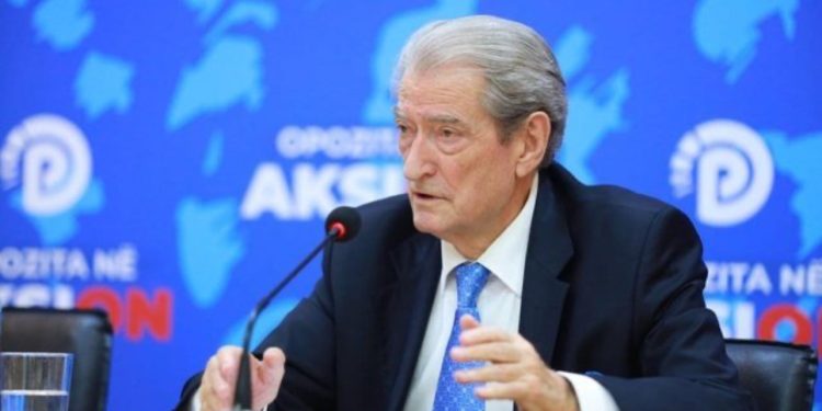 “Drejtorit i arrestuan një bashkëpunëtor trafikant dhe bëri reprezalje për lirim!” Proda shpërbën trupën e një komisariati në Tiranë, ja çfarë deklaronte Berisha dje