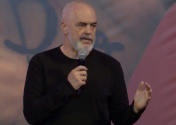 “E e keni dëgjuar Lulin kur thotë ku i ke shokët Rame, është i madh fare”/ Rama me të rinjtë në Durrës: Jemi kryelartë që drejtësia po bën punën e vet!