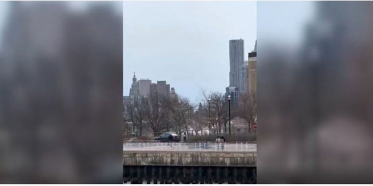 Po zhvillonin eskursion familjar në New York, helikopteri me 6 persona në bord rrëzohet në lumë