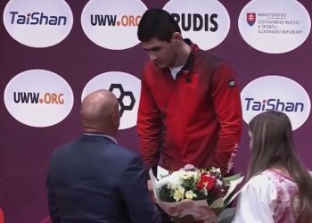 Gjesti ndaj Valiev gjatë dorëzimit të medaljes/ Fidel Ylli: E ka nga tekja e rakisë!