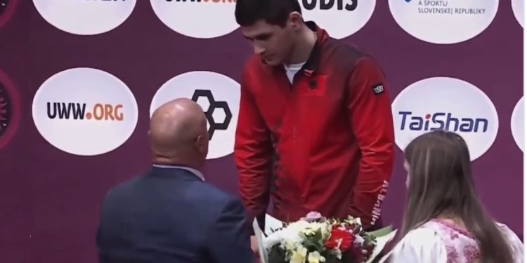 Gjesti ndaj Valiev gjatë dorëzimit të medaljes/ Fidel Ylli: E ka nga tekja e rakisë!