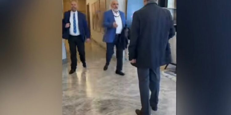Drejtuesi i fushatës së Partisë Demokratike, LaCivita, mbërrin në Rinas, pritet nga Mediu