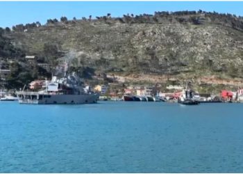 Anija italiane me 40 emigrantë mbërrin në Portin e Shëngjinit