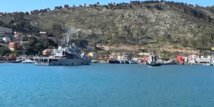 Anija italiane me 40 emigrantë mbërrin në Portin e Shëngjinit