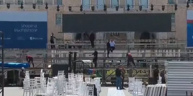 PD hap sot fushatën në sheshin “Nënë Tereza”, nga pjesëmarrja e Chris Lacivita te planimetria si do vendosen mbështetësit nga 12 qarqet