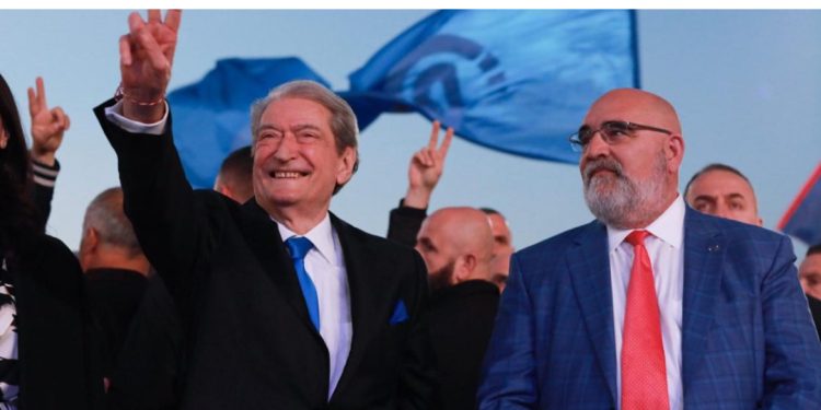 Partia Demokratike çel fushatën, Sali Berisha mbërrin në sheshin “Nënë Tereza” krah Chris LaCivita