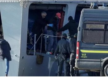 “40 emigrantët mbërritën në Shqipëri të prangosur”, La Repubblica: Policia shqiptare në kampin e Shëngjinit kërkoi t’i fotografonte