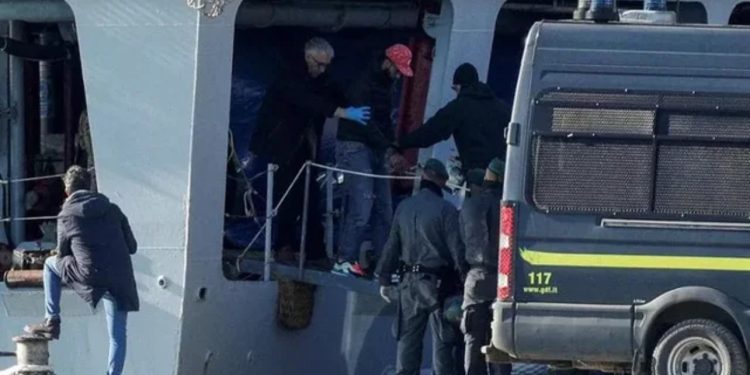 “40 emigrantët mbërritën në Shqipëri të prangosur”, La Repubblica: Policia shqiptare në kampin e Shëngjinit kërkoi t’i fotografonte