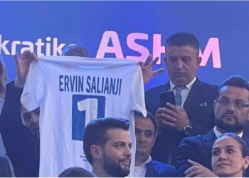 FOTOLAJM/ Kandidatët dhe mbështetësin e PD-së nuk harrojnë Salianjin në hapjen e fushatës, mbajnë në duar bluzat me emrin e tij