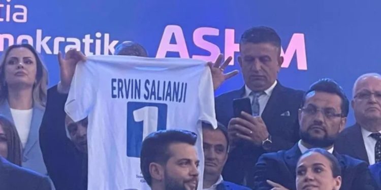 FOTOLAJM/ Kandidatët dhe mbështetësin e PD-së nuk harrojnë Salianjin në hapjen e fushatës, mbajnë në duar bluzat me emrin e tij