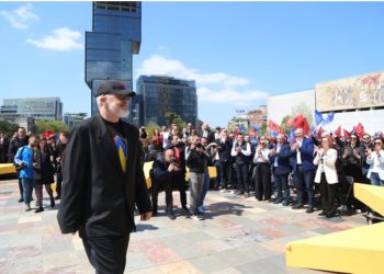 FOTOLAJM/ PS çel zyrtarisht fushatën elektorale, kandidatët mbajnë në duar flamurin e Shqipërisë dhe BE-së!