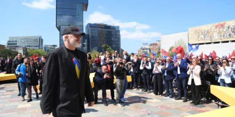 FOTOLAJM/ PS çel zyrtarisht fushatën elektorale, kandidatët mbajnë në duar flamurin e Shqipërisë dhe BE-së!