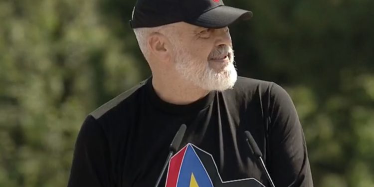 “Zoti i ka dhuruar çdo populli një profet, Shqipëria ka Skënderbeun”/ Rama: Ndarje pa kthim me Azinë dhe bashkimi përfundimtar me Evropën