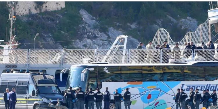 “Të rrezikshëm për shoqërinë”/ Media italiane: 60% e emigrantëve që u transferuan në Gjadër janë të dënuar për tentativë vrasje, abuzim seksual, drogë…