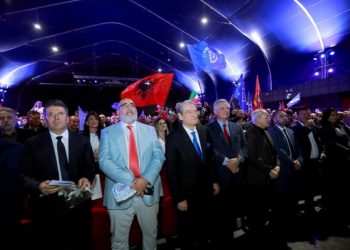 FOTO/ Berisha pritet me brohoritje nga emigrantët në Brescia, në krah të tij edhe Chris LaCivita