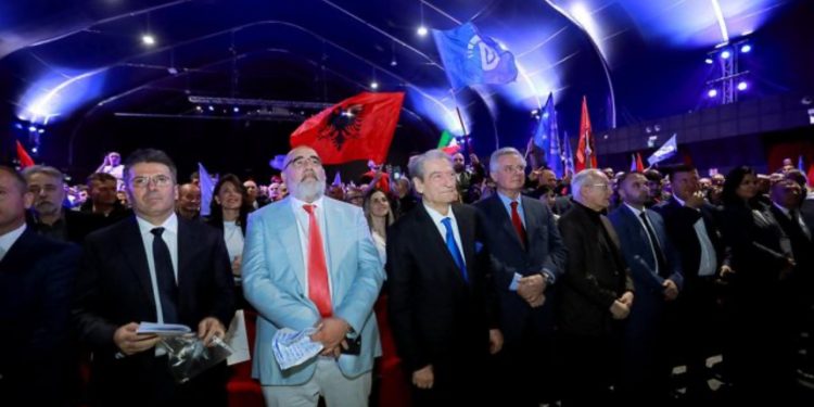 FOTO/ Berisha pritet me brohoritje nga emigrantët në Brescia, në krah të tij edhe Chris LaCivita