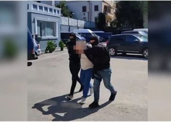 Në kërkim ndërkombëtar për trafik dhe falsifikim dokumentesh, arrestohet 45-vjeçari me dy identitete