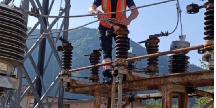 EMRI/ Bie në kontakt me energjinë elektrike, humb jetën elektriçisti 30-vjeçar në Divjakë