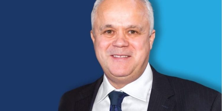 “Kapterri” me tre shtetësi dhe fushata e mashtrimit! Kujt po i shërben pensionisti i shqiptar që hiqet si grek