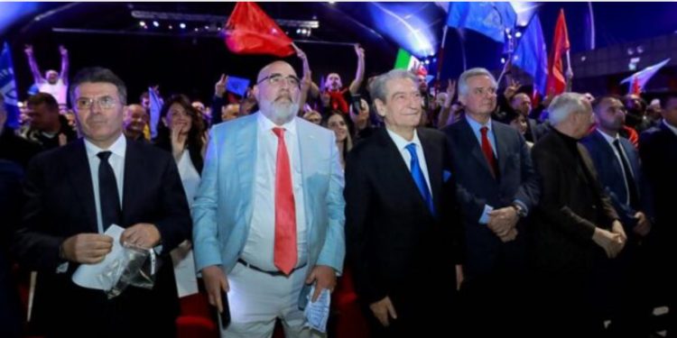 Kush është strategu tjetër i fitores së Trump në 2016, sot në krah të Berishës