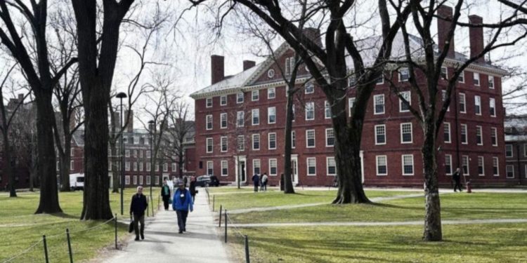 Trump ngrin rreth 2 miliardë dollarë fonde të Harvardit pasi universiteti refuzoi kërkesat nga Shtëpia e Bardhë