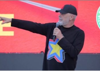 Thirrja “Rama ik” i ndërpret fjalimin në Kamëz, kryeministri: Në këto raste na duhet një hudhër! Unë këtu me ju, ai tek pullë