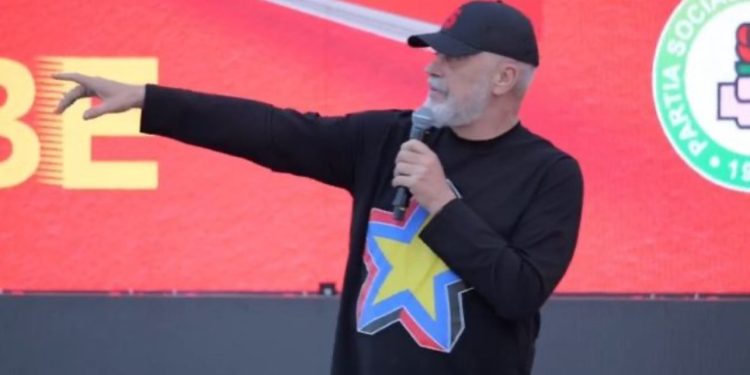 Thirrja “Rama ik” i ndërpret fjalimin në Kamëz, kryeministri: Në këto raste na duhet një hudhër! Unë këtu me ju, ai tek pullë