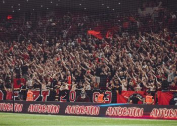 Dënimi nga FIFA, Tifozat Kuq e Zi “lumë” akuzash ndaj Armand Dukës: Aftësia e tij e vetme është të rrisë çmimet e biletave