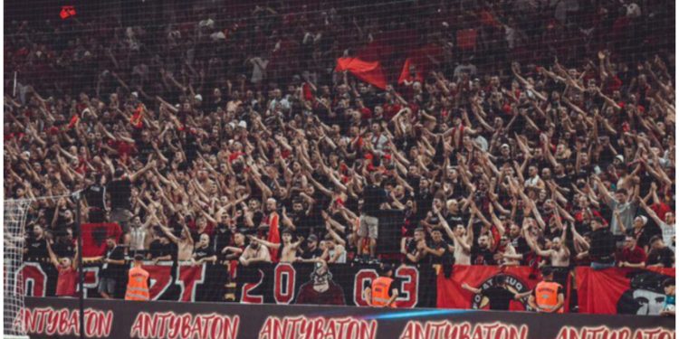 Dënimi nga FIFA, Tifozat Kuq e Zi “lumë” akuzash ndaj Armand Dukës: Aftësia e tij e vetme është të rrisë çmimet e biletave