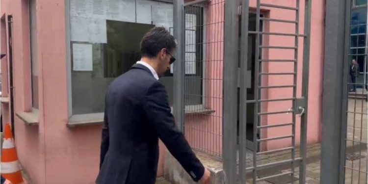 FOTO/ Pas gruas, mbërrin në SPAK dhe Elman Abule