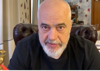 “Vishesh si adoleshent me manipulue të rinjt!” Rama-komentuesit: Edhe te veshja do më futesh? Ça po të duhe ty si vishem unë