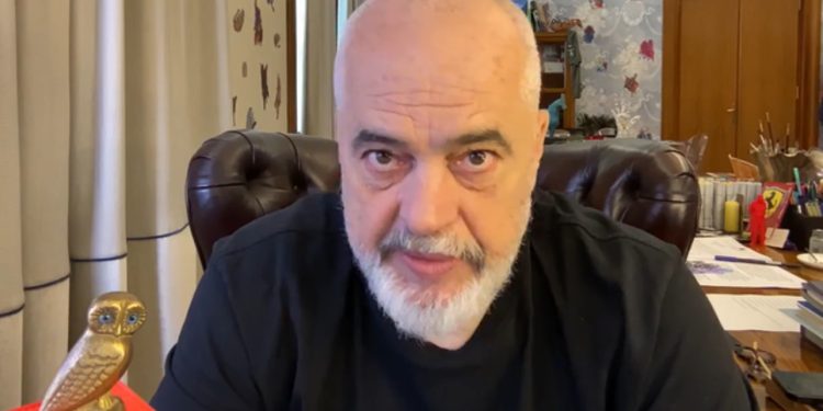 “Vishesh si adoleshent me manipulue të rinjt!” Rama-komentuesit: Edhe te veshja do më futesh? Ça po të duhe ty si vishem unë