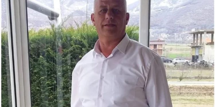 FOTO/ Përndiqte dhe ngacmonte seksualisht të miturat, ja kush është mësuesi i arrestuar sot në Përrenjas