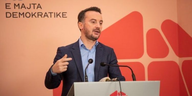 Arrestohet burri i ish-ministres së Ramës, Dardan Molliqaj u vu në pranga teksa ishte duke zhvilluar takime në rrugë