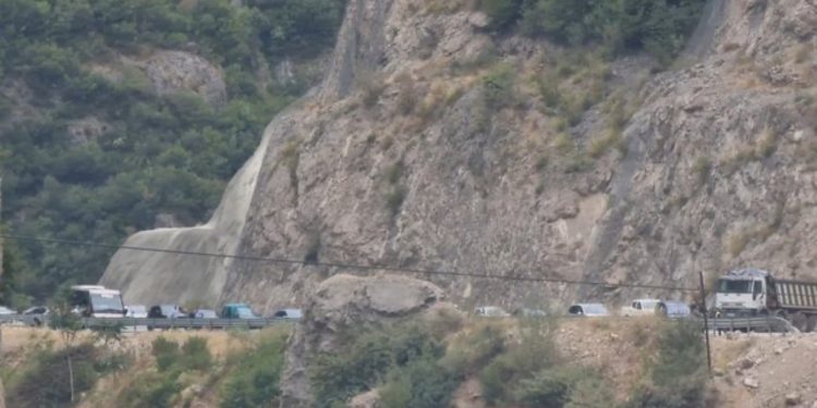 Aksident i rëndë në Rrugën e Arbrit, përplasen dy makina, humb jetën një nga drejtuesit