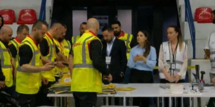 Zgjedhjet e 11 majit/ Mbërrijnë në Shqipëri zarfet me fletët e para të votimit nga diaspora