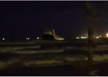 Durrës/ Dallgët e forta nxjerrin në breg mjetin lundrues me dy persona në bord