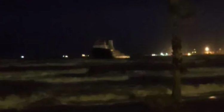 Durrës/ Dallgët e forta nxjerrin në breg mjetin lundrues me dy persona në bord