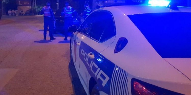 Atentat me armë zjarri në Tiranë, plagoset një person. Autorët djegin makinën