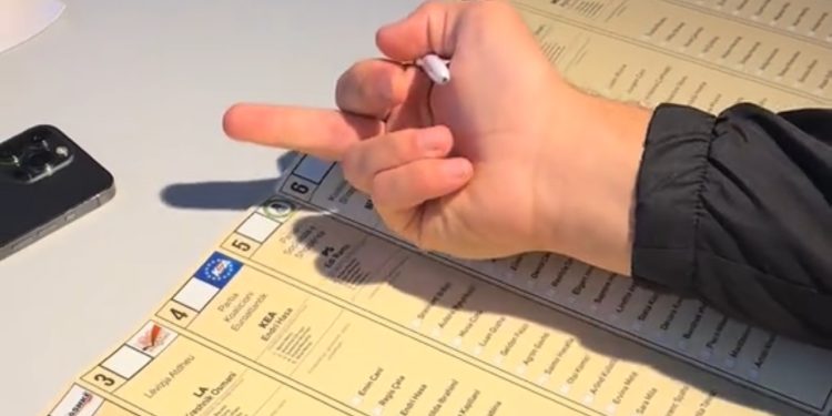VIDEO/ Vota e diasporës, shqiptari i tregon gishtin e mesit PS-së